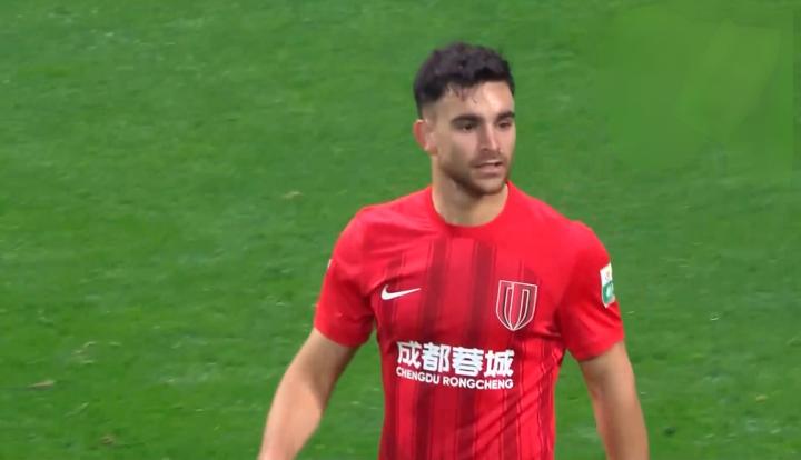 开云官网入口-赛前远射贴柱引欢呼转会期成都蓉城防线松动，现场解说直呼：门兴格拉德巴赫转会期内部沟通 